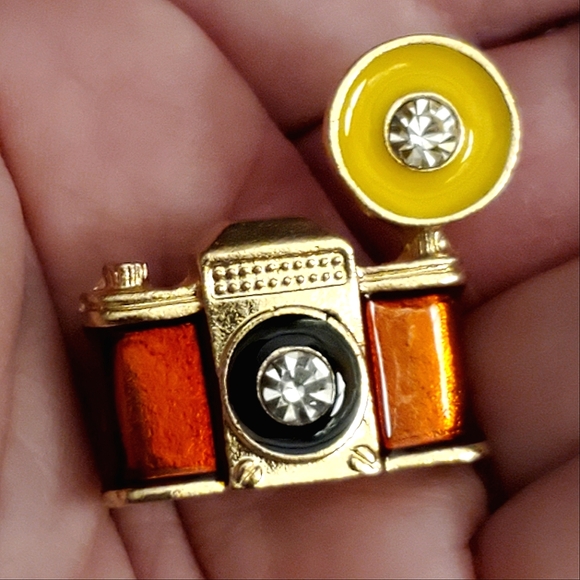 Vintage Enamel inlaid rhinestone camera 📷 brooch. - Picture 3 of 6